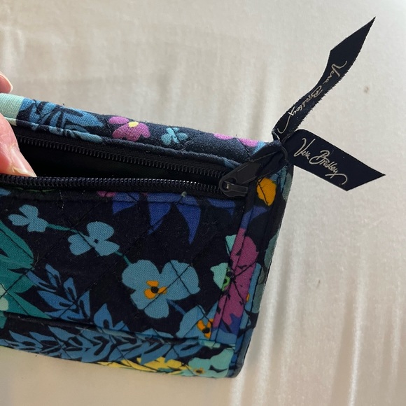 VERA BRADLEY wallet…Black with a floral print - Picture 6 of 9